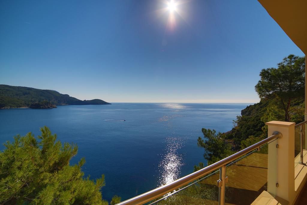 Akrotiri Beach Resort Hotel - Adult Friendly Paleokastritsa Bilik gambar View of the Bay of Bakar from the balcony of the apartment